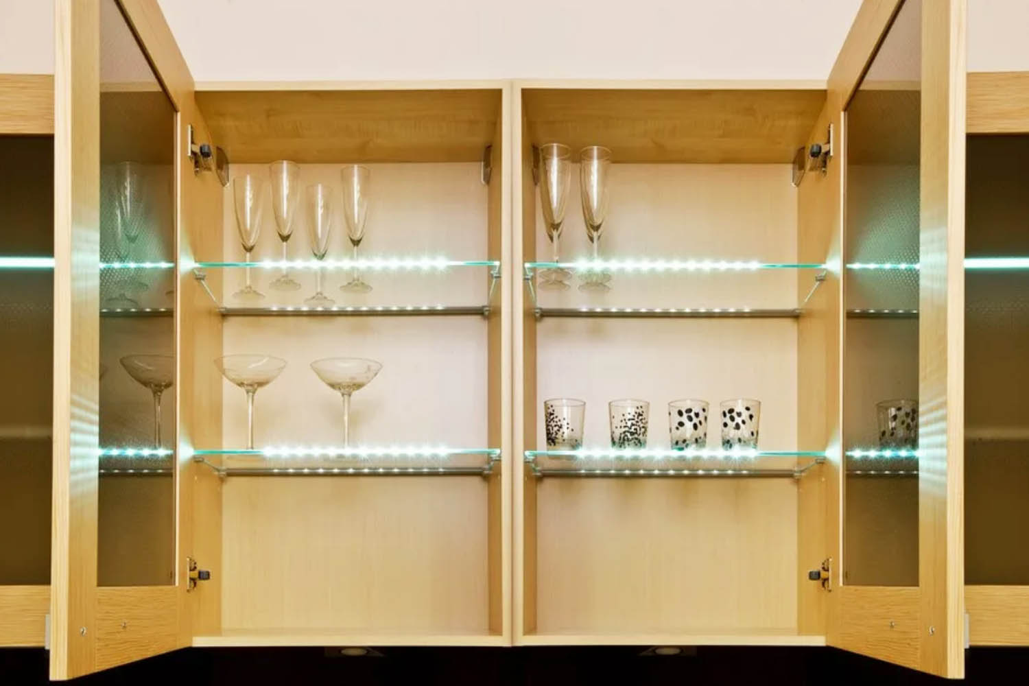 подсветка в стеклянных шкафах кухни